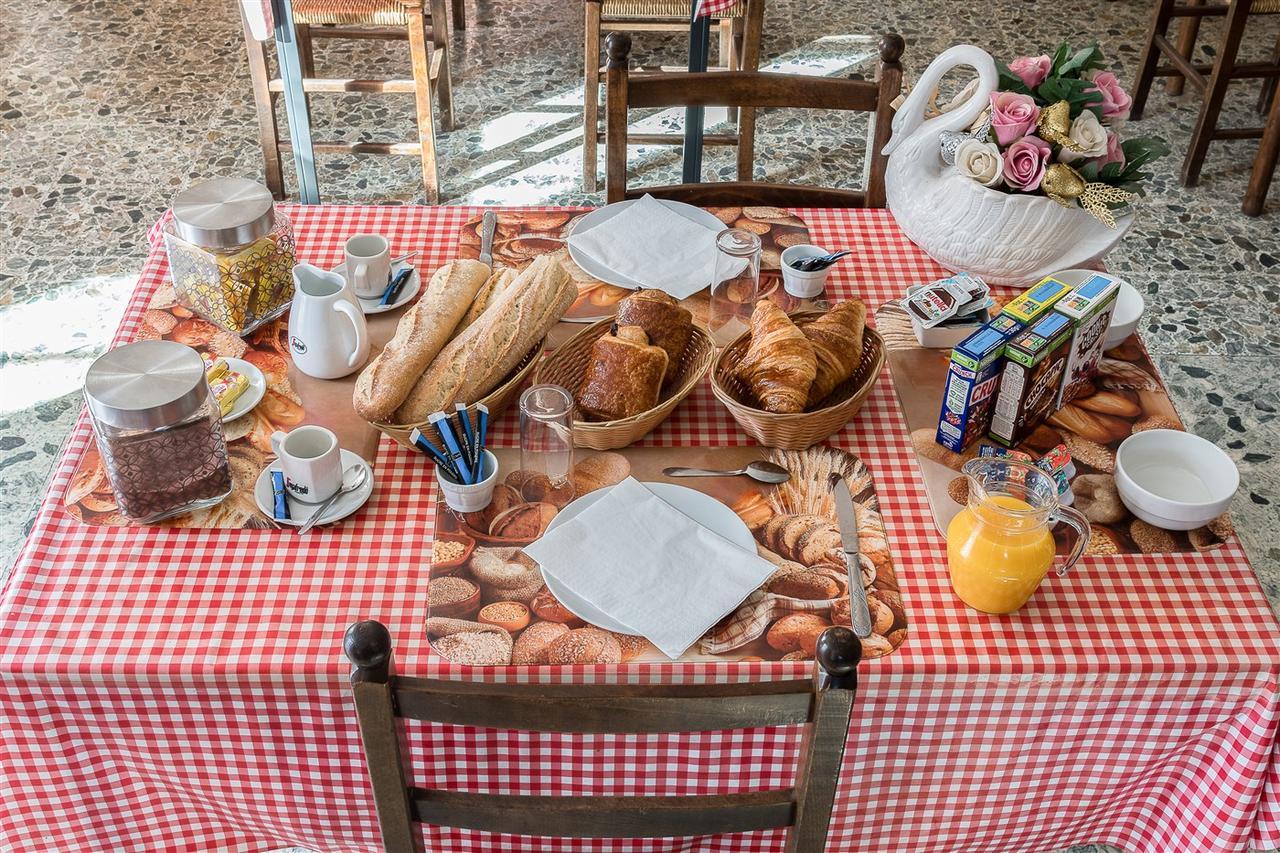 Auberge Le Cygne De La Croix Blanche Lailly-en-Val ภายนอก รูปภาพ